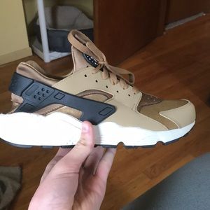 Huarache “gold biege black”